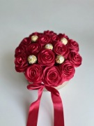 Box z wiecznymi różami ze wstążki satynowej