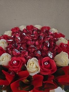 Bukiet z róż mydlanych i cukierków mieszko. 