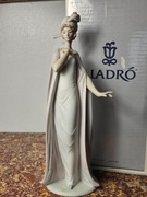 Piękna duża figurka dama porcelana Lladro "BRATHLESS" 30 cm