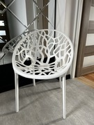 Białe krzesła ażurowe 