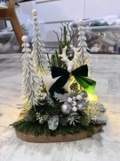 Stroik świąteczny na drzewie tekowym