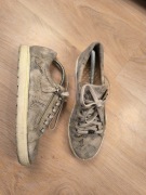 Skórzane tenisówki Caprice 5 wężowa skórka