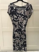 Sukienka z wiskozy wiązana w pasie