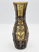 żółty wazon z ornamentami arabskimi posrebrzanymi