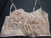 Złoty krótki top na ramiączkach z cekinami i kwiatami ELSA by may 