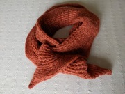 Ciepły szal damski dziergany w kształcie podkowy miedziany