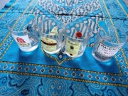 Kolekcja szklanek do whisky.