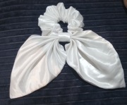 Biała satynowa frotka do włosów scrunchie z dużą kokardą 