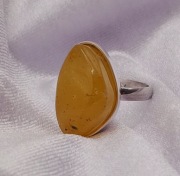 Srebrny pierścionek z bursztynem