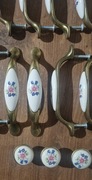 Mosiężne uchwyty meblowe z porcelanowym kwiatowym motywem 13 szt + 5 gałek 