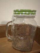 Słoik, kufelek z przykrywką z otworem na słomkę 