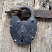 Stara sygnowana kłódka