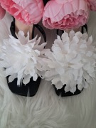 Biale kwiaty klipsy do butow klamry ozdoby ślubne wesele komunia