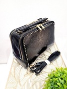 Czarny dwukomorowy kuferek na długim pasku 