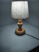 Lampa stołowa z abażurem.