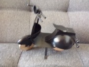 Metalowy skuter w stylu wintage