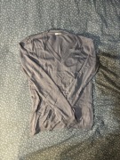 Szary sweterek z dekoltem w serek