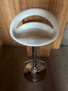 2 hokery białe używane 