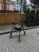 Chodzik na kółkach, składany balkonik z siedziskiem i hamulcami 