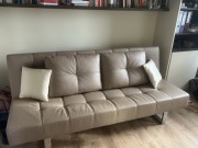 Rozkładana sofa kanapa wersalka z poduszkami beżową eko skóra