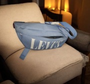 Markowa saszetka nerka biodrowa lub na ramię Levi's niebieska błękitna