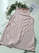 Sukienka w drobną kratkę pudrowy róż plus size z bawełną cotton
