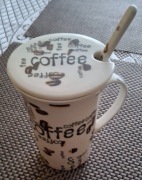 Kubek z łyżeczką i pokrywką do naparów.