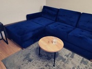 Stół kawowy z metalowymi nogami wykonanych z lasera. 