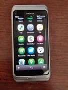 Nokia E7 z fabrycznymi foliami