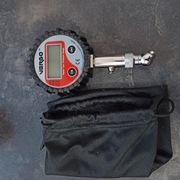 Elektroniczny manometr do pomiaru ciśnienia w oponach marki Vergo