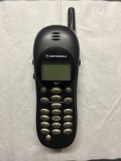 Zabytkowy telefon komórkowy Motorola V2288.
