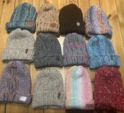 Czapka zrobiona na drutach rękodzieło