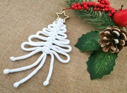 Zawieszka choinkowa choinka z makramy biała bombka ozdoba Boże Narodzenie