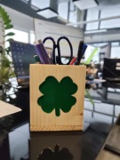 Drewniane pudełko na akcesoria biurowe