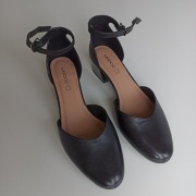 Buty czółenka, skóra naturalna, czarne, pasek w kostce - Lasocki. Nowe !