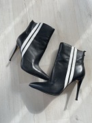 Botki szpilka marki Guess