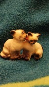 Porcelanowa stara figurka urocze mini kotki syjamskie 