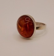 Srebrny pierścionek z bursztynem