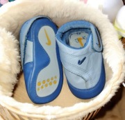 Markowe buciki niemowlęce Nike r18,5/19 niebieskie kapcie buty na rzepy