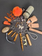 duży, pomarańczowo-złoty zestaw breloczków do samoobrony dla kobiet