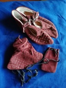 Komplet dworski, mieszek, sakiewka oraz buciki - plebejki gratis.