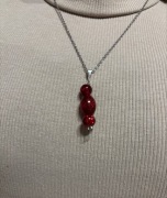 Ręcznie robiony błyszczący bordowy naszyjnik 