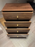 Stylowa Komoda Orzech | Ryflowane Fronty | Złote Uchwyty | 4 Szuflady