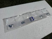 Emblemat / napis „VOLVO” ORYGINAŁ OE 31490098 – NOWY – V60/V90