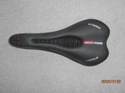 Siodełko rowerowe z nakładką.