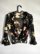 Narzutka czarna damska bluzka w kwiaty cienka wiązana rozmiar S