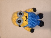 Minionek - figurka na szydełku 