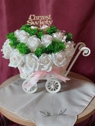 Wózek z różami mydlanymi. 