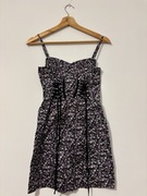 Gorsetowa sukienka w kwiaty na ramiączkach Only S