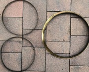 Zabytkowe elementy lamp naftowych i elektrycznych. 